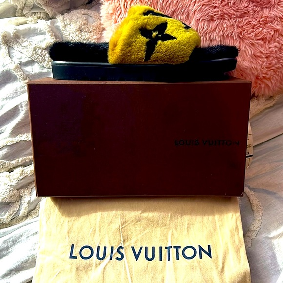 ✨NWOT LOUIS VUITTON MINK FUR POOL PILLOW SLIDES/SLIPPERS SZ 39🌟SOOO COMFY🥰 - Picture 2 of 8